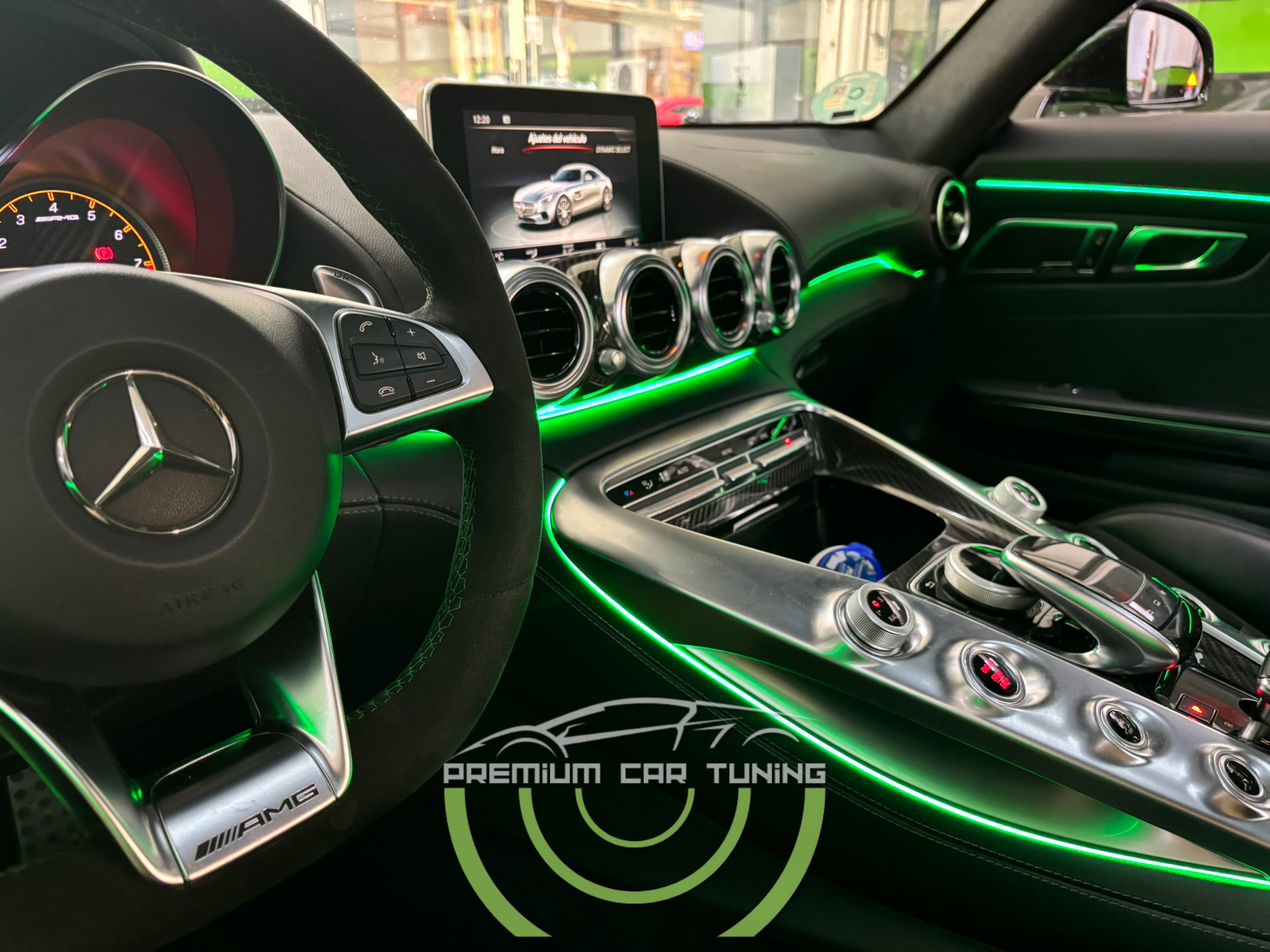 Interior premium con luz ambiental e integracion limpia